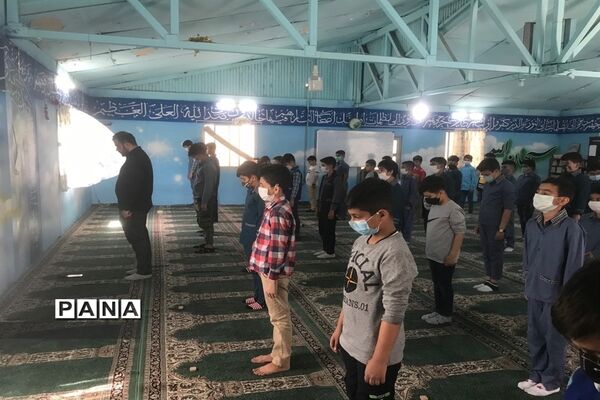 نماز جماعت دانش‌آموزان در مدارس شهرستان قرچک با آغاز آموزش حضوری