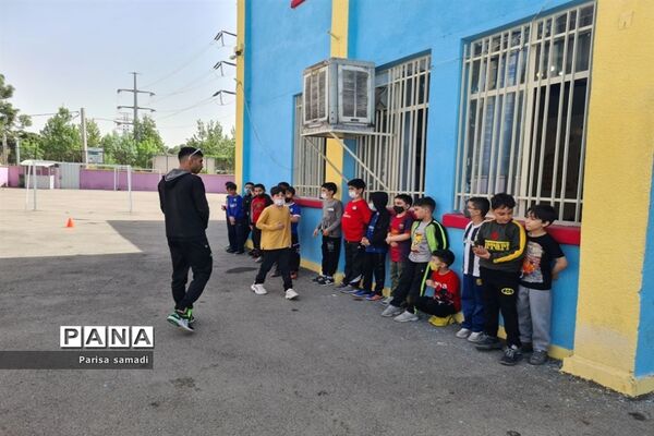شور و نشاط دانش‌آموزان در دبستان فرهنگ پسران منطقه ۱۳