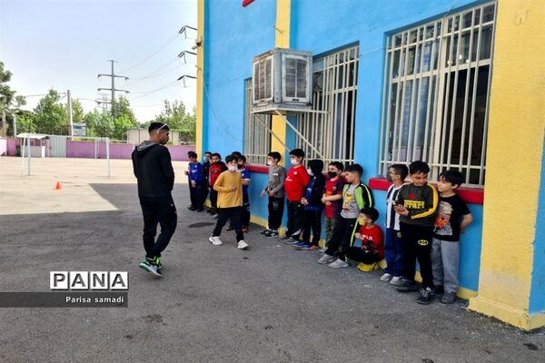شور و نشاط دانش‌آموزان در دبستان فرهنگ پسران منطقه ۱۳