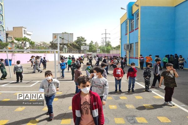 شور و نشاط دانش‌آموزان در دبستان فرهنگ پسران منطقه ۱۳