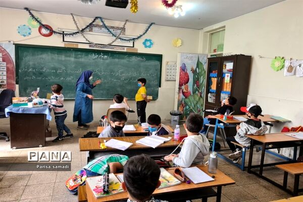شور و نشاط دانش‌آموزان در دبستان فرهنگ پسران منطقه ۱۳