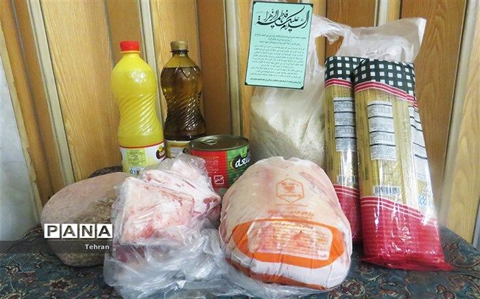 توزیع بسته های ارزاق میان خانواده های بی بضاعت در منطقه ۱۴