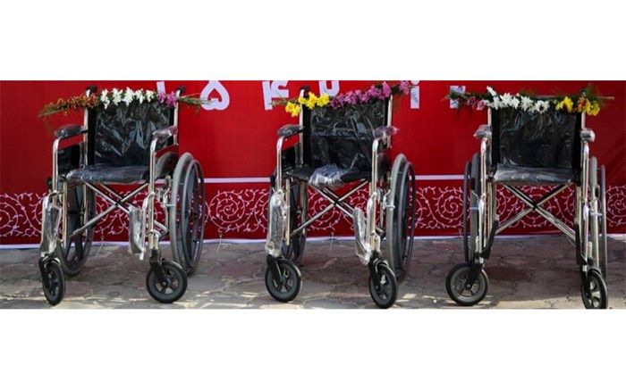 ١٨ دستگاه ویلچیر توسط خیرین به دانش‌آموزان با نیازهای ویژه اهدا شد