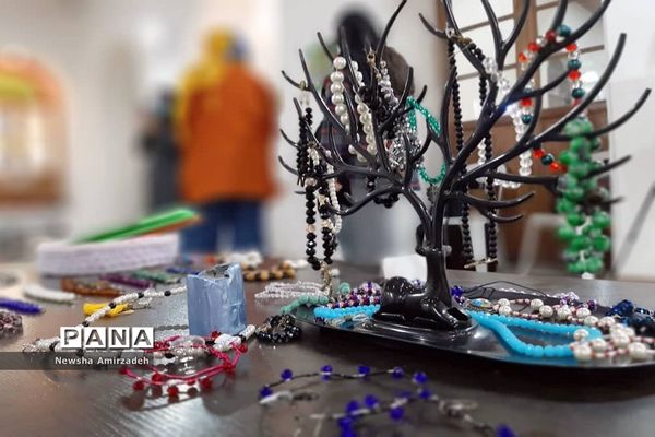 نمایشگاه کار و فناوری درمدرسه سعادت بوشهر