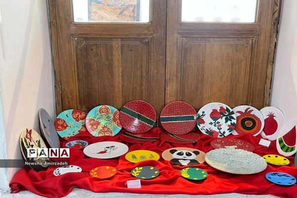 نمایشگاه کار و فناوری درمدرسه سعادت بوشهر