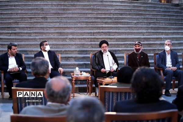 دیدار جمعی از هنرمندان و پیشکسوتان عرصه‌های مختلف هنری با رئیس جمهوری