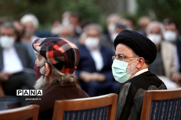 دیدار جمعی از هنرمندان و پیشکسوتان عرصه‌های مختلف هنری با رئیس جمهوری