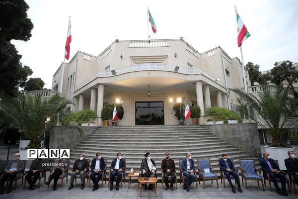 دیدار جمعی از هنرمندان و پیشکسوتان عرصه‌های مختلف هنری با رئیس جمهوری