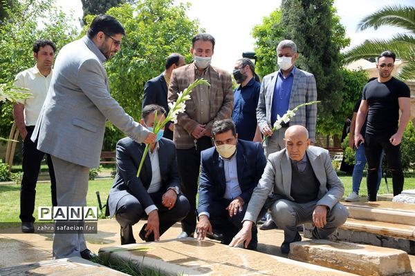 آیین عطرافشانی آرامگاه حافظ و قبور مشاهیر ادبی استان فارس