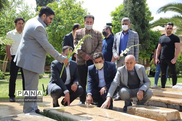 آیین عطرافشانی آرامگاه حافظ و قبور مشاهیر ادبی استان فارس