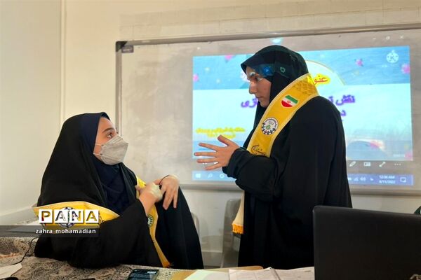 مناظره دانش‌آموزان پیشتاز مناطق یک و شش با موضوع نقش آموزش مجازی در فعالیت‌های آموزشی و پرورشی