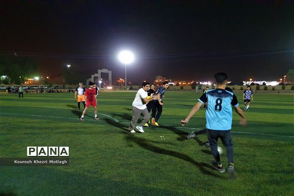 زنگ ورزش دانش‌آموزان دبیرستان شهید دستغیب کازرون  بعد از افطار در زمین چمن