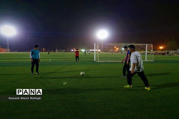 زنگ ورزش دانش‌آموزان دبیرستان شهید دستغیب کازرون  بعد از افطار در زمین چمن