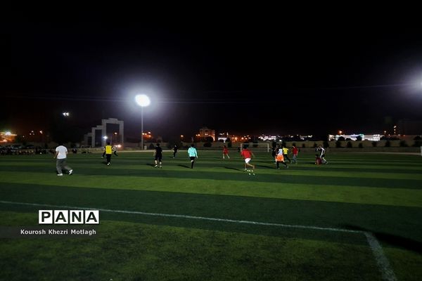 زنگ ورزش دانش‌آموزان دبیرستان شهید دستغیب کازرون  بعد از افطار در زمین چمن