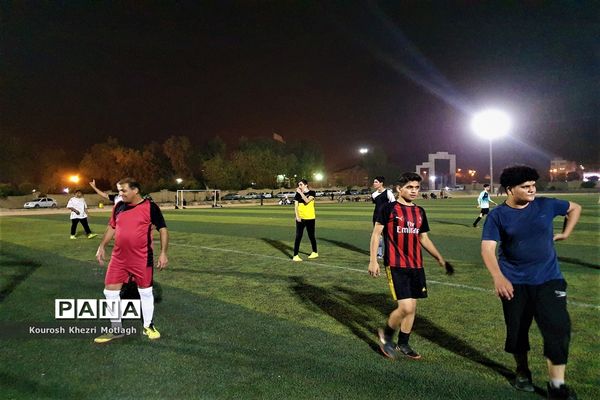 زنگ ورزش دانش‌آموزان دبیرستان شهید دستغیب کازرون  بعد از افطار در زمین چمن