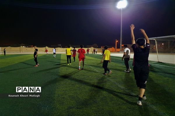 زنگ ورزش دانش‌آموزان دبیرستان شهید دستغیب کازرون  بعد از افطار در زمین چمن