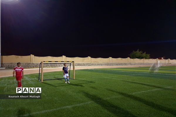 زنگ ورزش دانش‌آموزان دبیرستان شهید دستغیب کازرون  بعد از افطار در زمین چمن