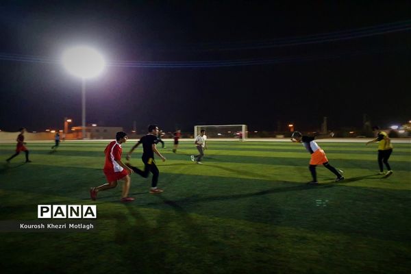 زنگ ورزش دانش‌آموزان دبیرستان شهید دستغیب کازرون  بعد از افطار در زمین چمن