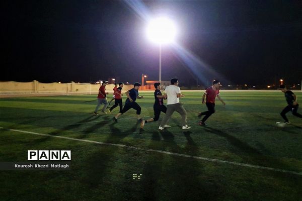 زنگ ورزش دانش‌آموزان دبیرستان شهید دستغیب کازرون  بعد از افطار در زمین چمن