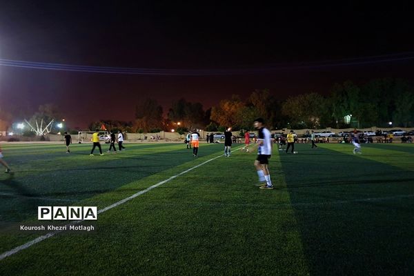 زنگ ورزش دانش‌آموزان دبیرستان شهید دستغیب کازرون  بعد از افطار در زمین چمن