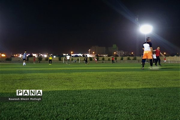 زنگ ورزش دانش‌آموزان دبیرستان شهید دستغیب کازرون  بعد از افطار در زمین چمن