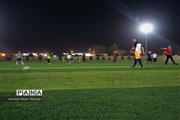 زنگ ورزش دانش‌آموزان دبیرستان شهید دستغیب کازرون  بعد از افطار در زمین چمن