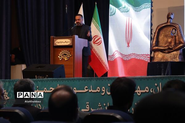 برگزاری آیین هنر انقلاب
