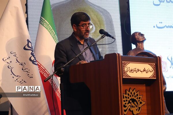 برگزاری آیین هنر انقلاب