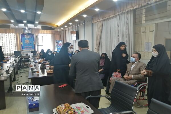 تجلیل از فرمانده واحدهای پیشگام بسیج دانش‌آموزی ناحیه سه شیراز