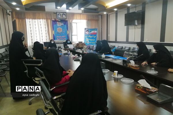 تجلیل از فرمانده واحدهای پیشگام بسیج دانش‌آموزی ناحیه سه شیراز