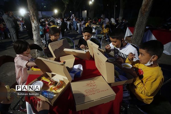 ضیافت افطاری با کودکان شهر