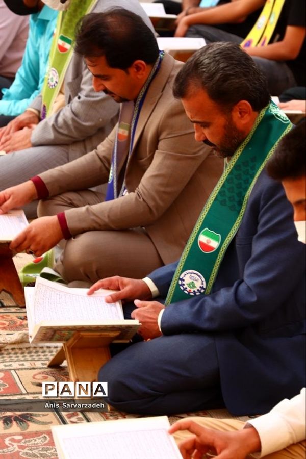 برگزاری مراسم معنوی انس با قرآن و ضیافت افطاری ویژه دانش‌آموزان در ناحیه 4 شیراز