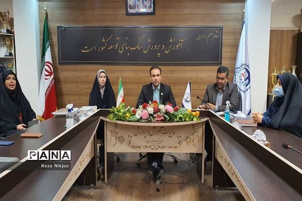 مراسم تقدیر از فرهنگیان برتر کشوری شاغل در ناحیه یک بهارستان