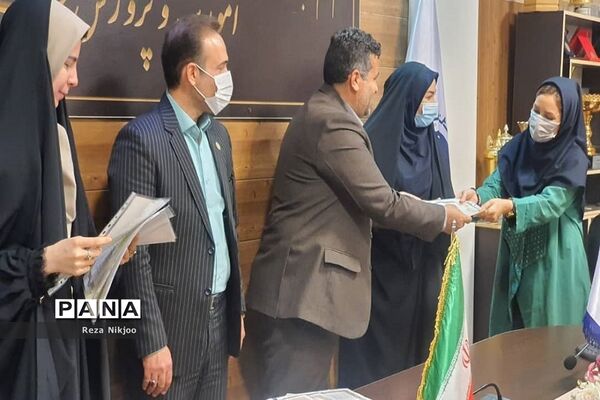 مراسم تقدیر از فرهنگیان برتر کشوری شاغل در ناحیه یک بهارستان