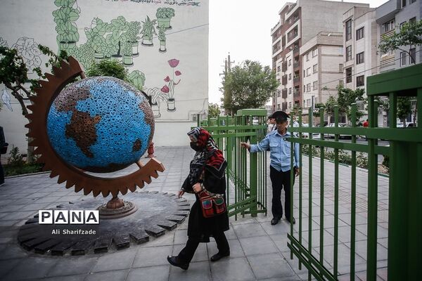 بازدید رسانه‌ای از پارک‌های مادر و کودک و مراسم افطار شهردار تهران با پاکبانان