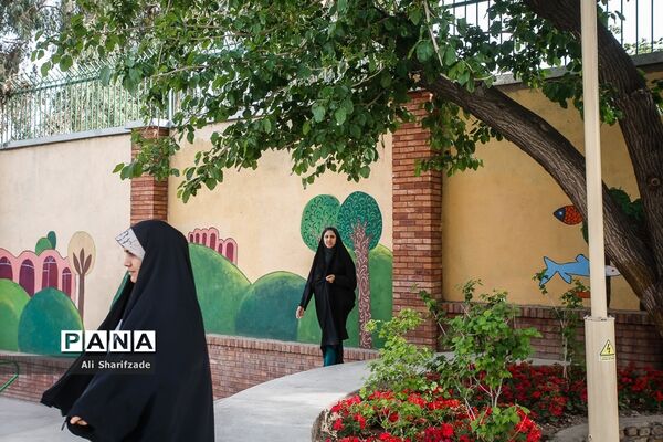 بازدید رسانه‌ای از پارک‌های مادر و کودک و مراسم افطار شهردار تهران با پاکبانان