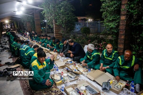 بازدید رسانه‌ای از پارک‌های مادر و کودک و مراسم افطار شهردار تهران با پاکبانان