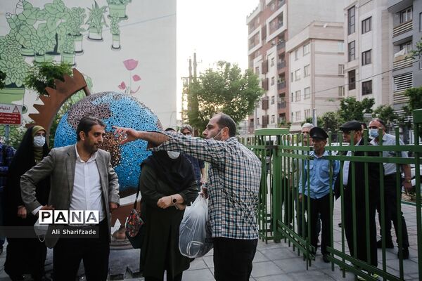 بازدید رسانه‌ای از پارک‌های مادر و کودک و مراسم افطار شهردار تهران با پاکبانان