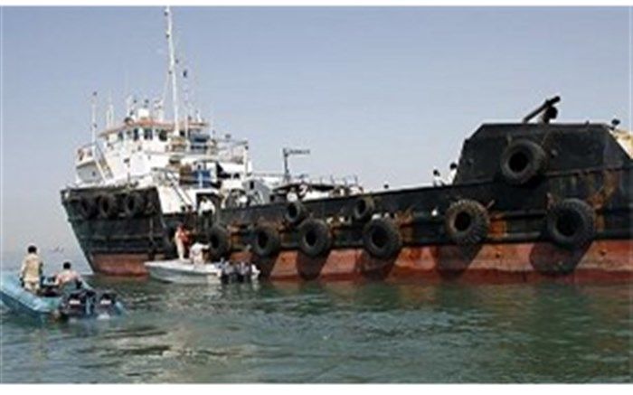 توقیف دو شناور حامل سوخت قاچاق توسط نیروی دریایی سپاه
