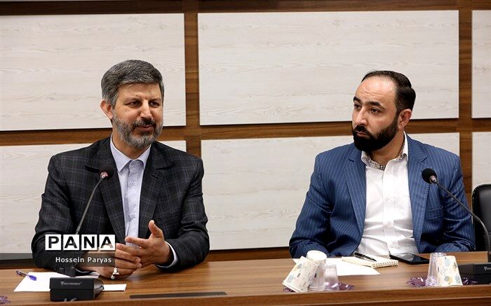 فردی که می‌خواهد مسئولیتی به عهده بگیرد عبادت می‌کند