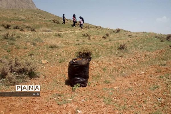 جمع‌آوری زباله‌های به جا مانده در طبیعت