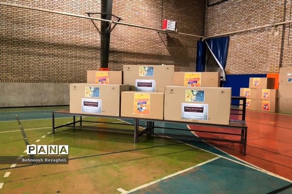 مراسم توزیع اقلام ورزشی به مدارس کم‌برخوردار در آموزش و پرورش منطقه 8