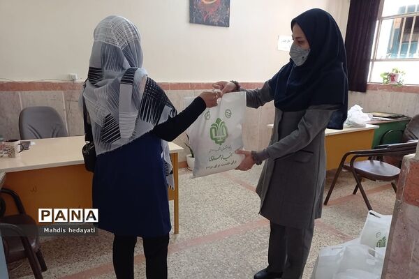 توزیع بسته‌های حمایتی به خانواده‌های نیازمند در هنرستان مبتکران رودهن