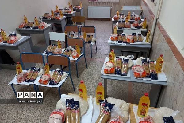توزیع بسته‌های حمایتی به خانواده‌های نیازمند در هنرستان مبتکران رودهن