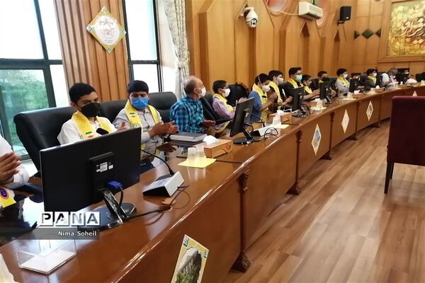 دیدار مدیرکل آموزش و پرورش فارس با جمعی از دانش‌آموزان پیشتاز