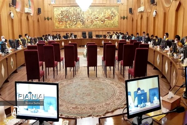 دیدار مدیرکل آموزش و پرورش فارس با جمعی از دانش‌آموزان پیشتاز