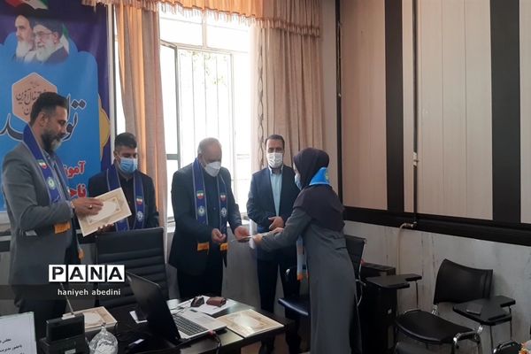 تقدیر از دانش‌آموزان خبرگزاری پانا و اهدای احکام دانش‌آموزان مجلس دانش‌آموزی ناحیه سه شیراز
