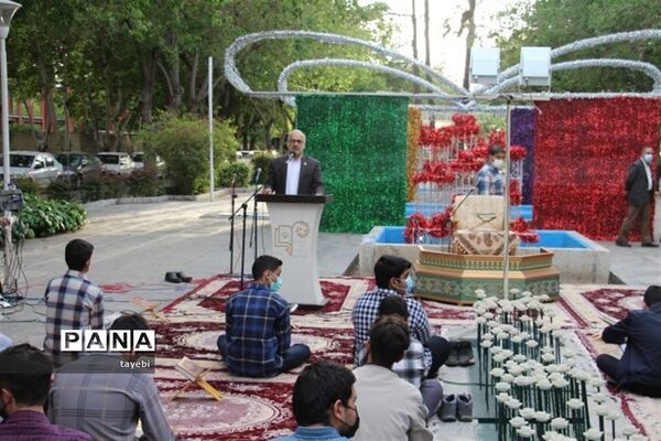 برگزاری مراسم معنوی محفل انس با قرآن دانش‌آموزی در اصفهان