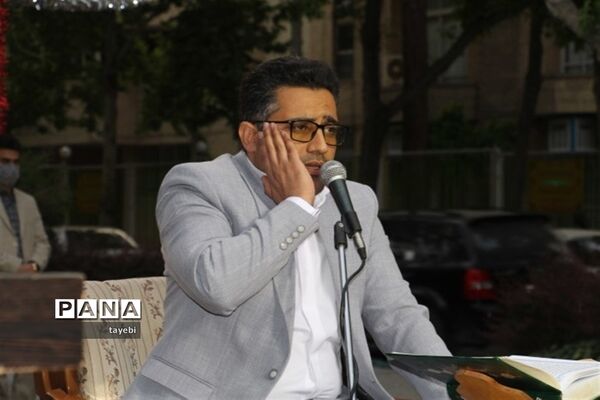 برگزاری مراسم معنوی محفل انس با قرآن دانش‌آموزی در اصفهان