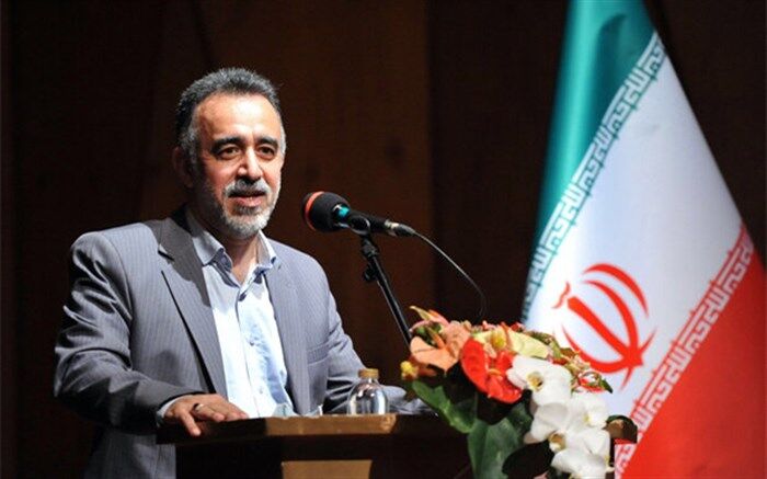 انتقاد مدیر تئاتر از هنرمندانی که پول دولت را می‌گیرند و دهن‌کجی می‌کنند